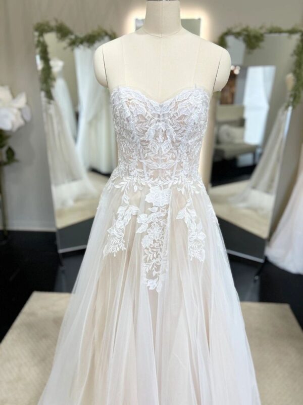 SZ 8 Lace Gown - Erie