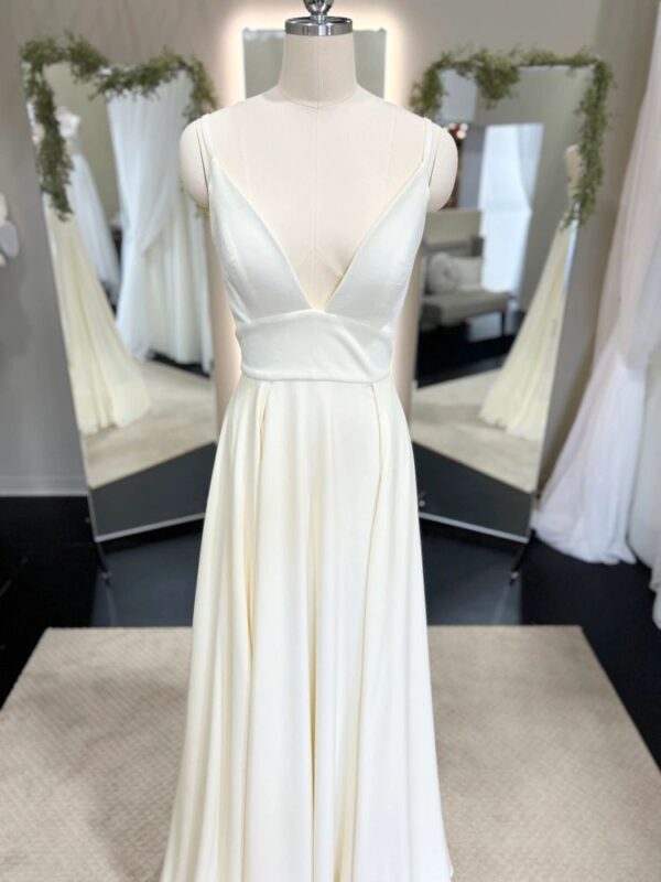 SZ 8 Warm Ivory Gown - Erie